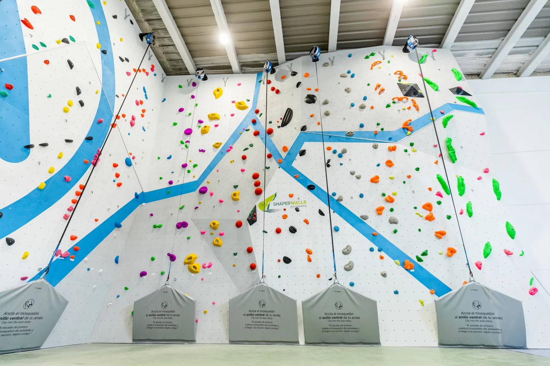 Muro de vías con el monograma RW y los autobelays