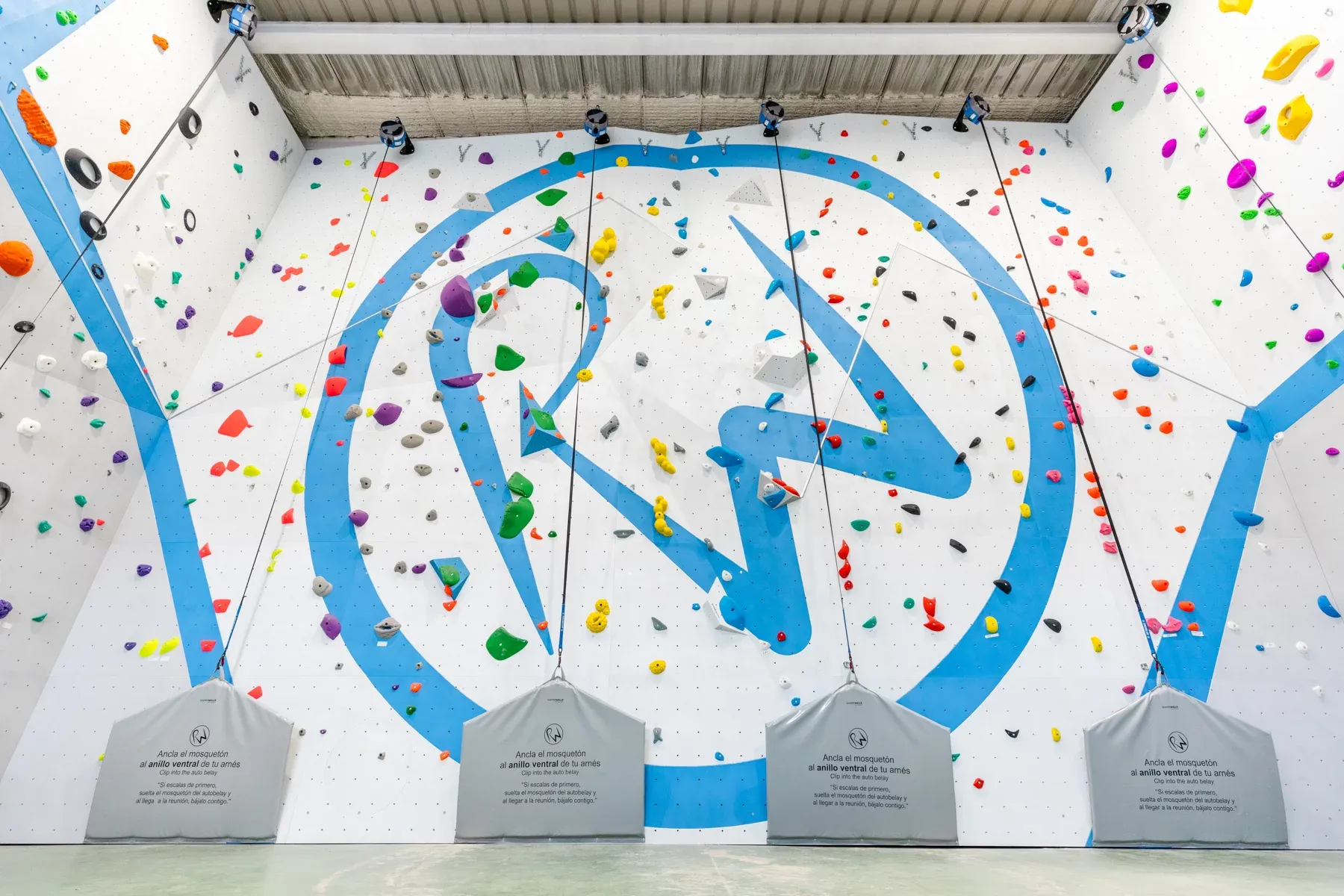 Muro de vías con el monograma RW y los autobelays