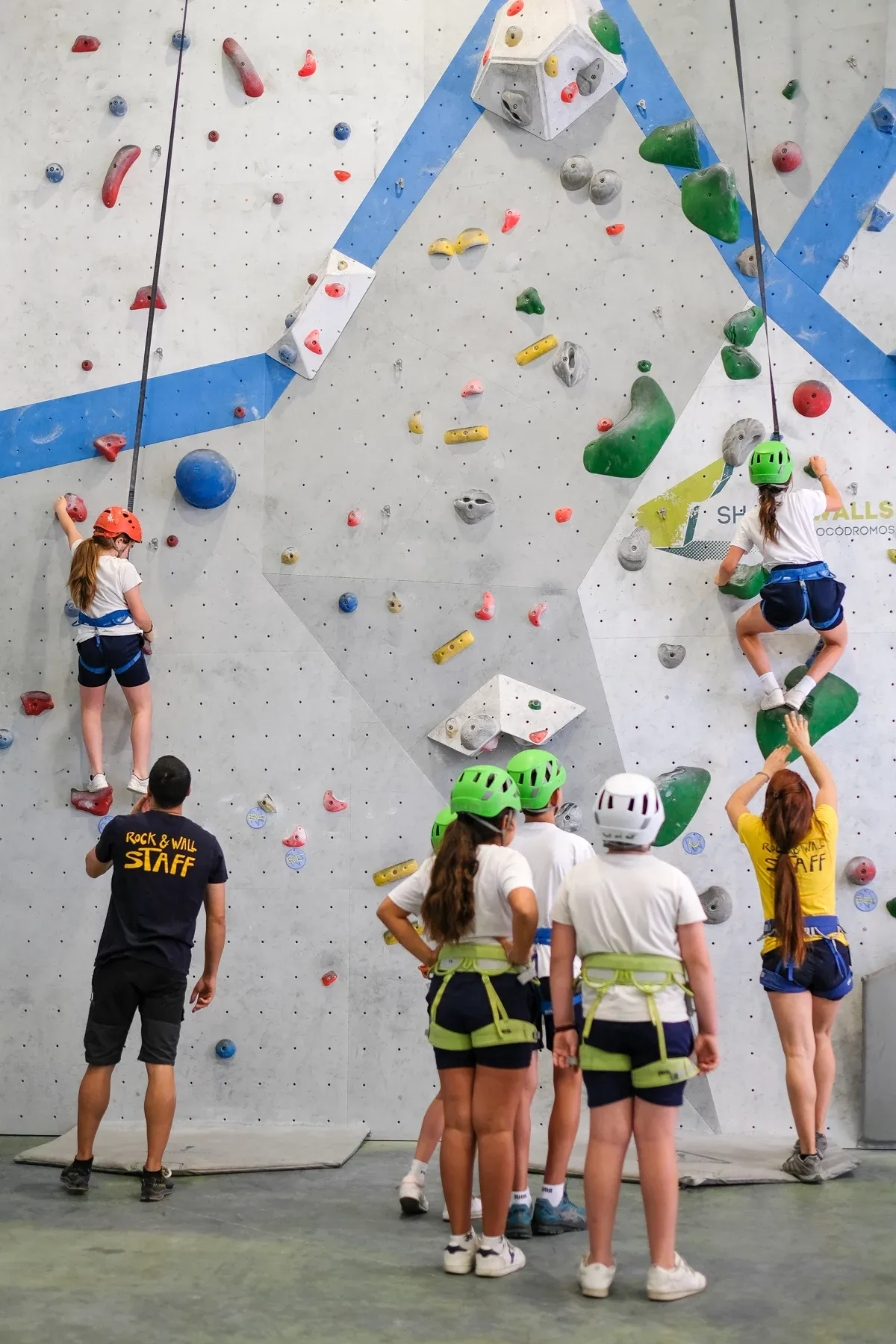 Alumnos de un colegio escalando con cuerda