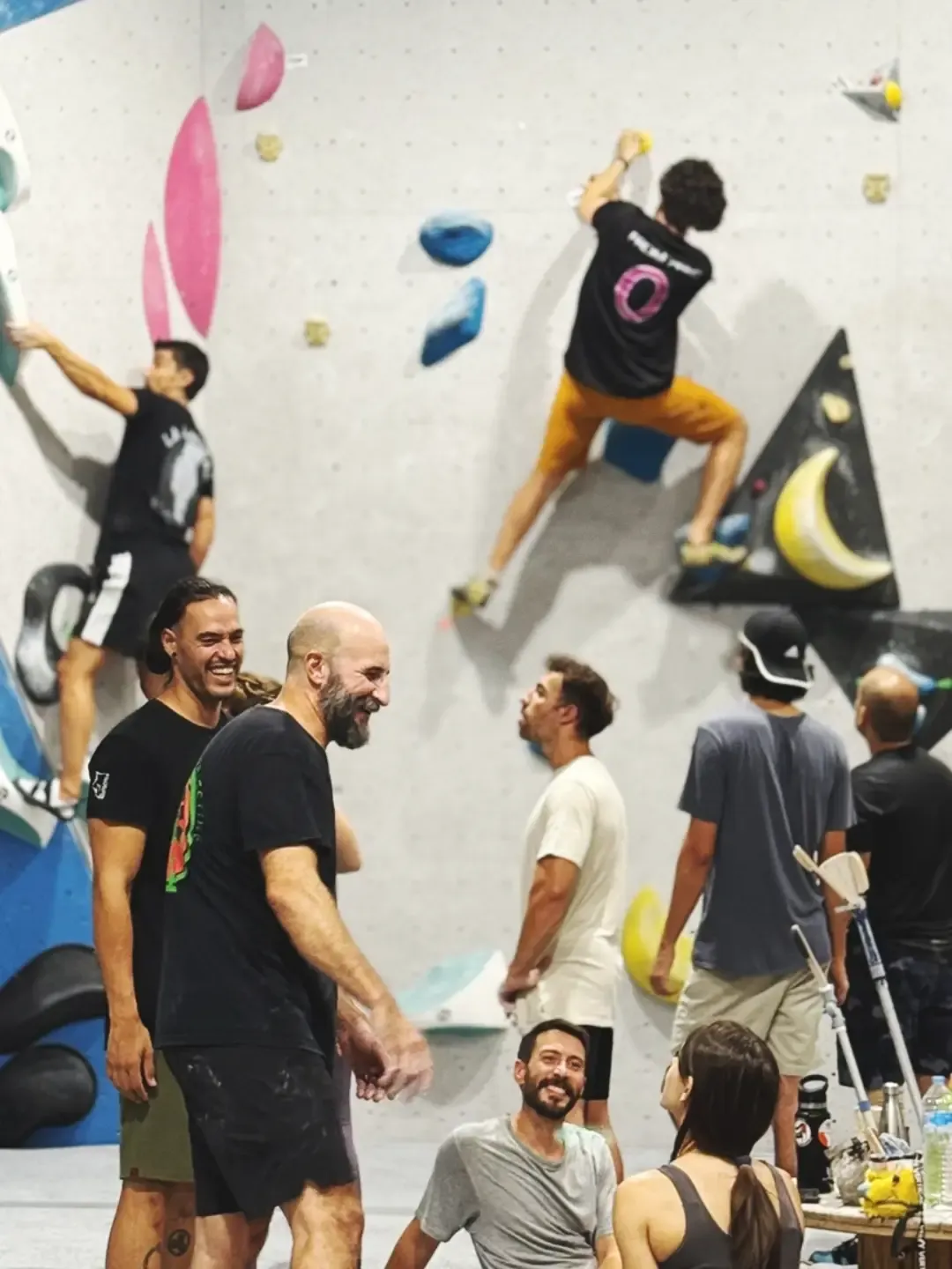 Gente escalando en los muros de bloque