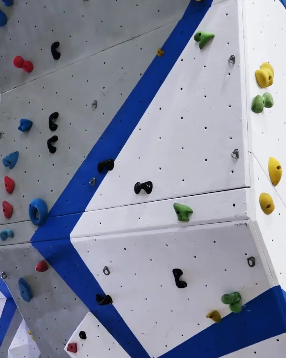 Pared de Rock & Wall con presas de colores y bandas azules