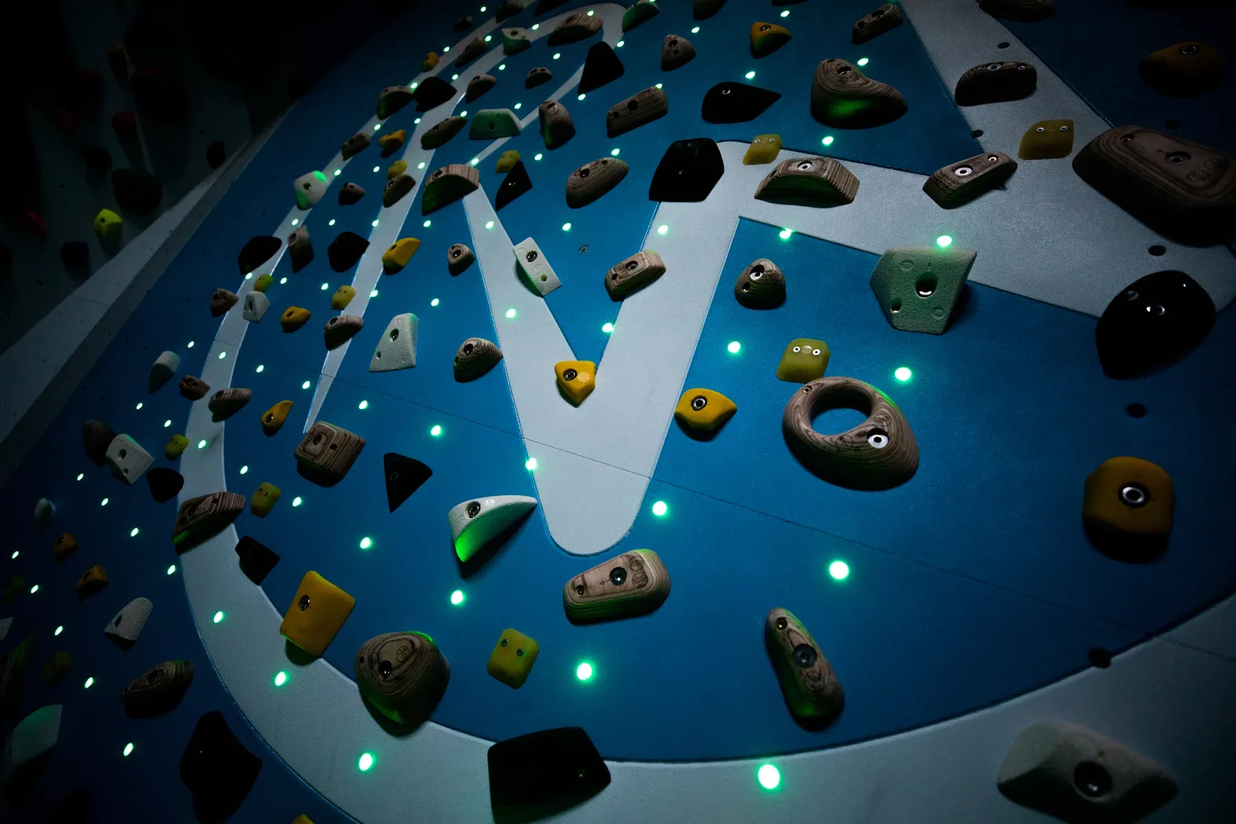 Kilter Board con los LEDs encendidos