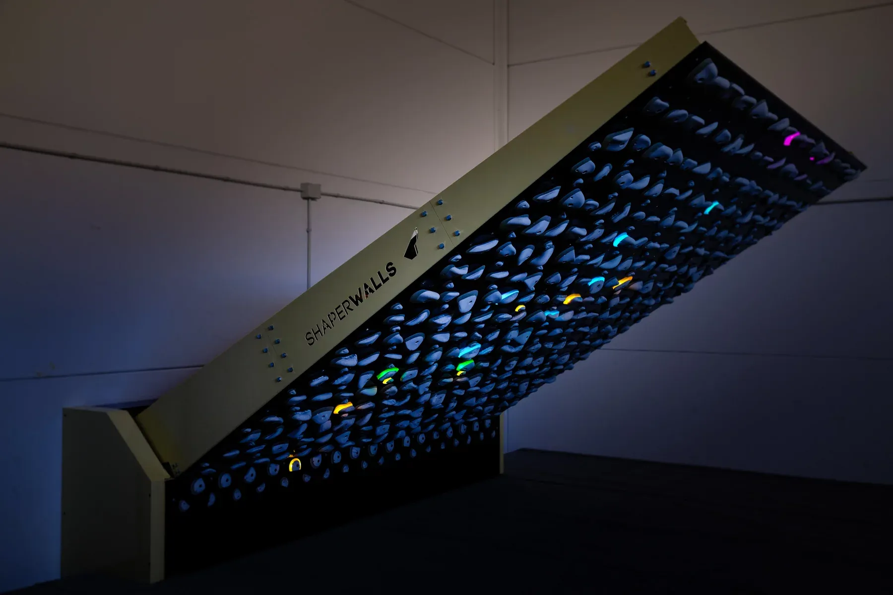 Moon Board inclinada con los LEDs encendidos